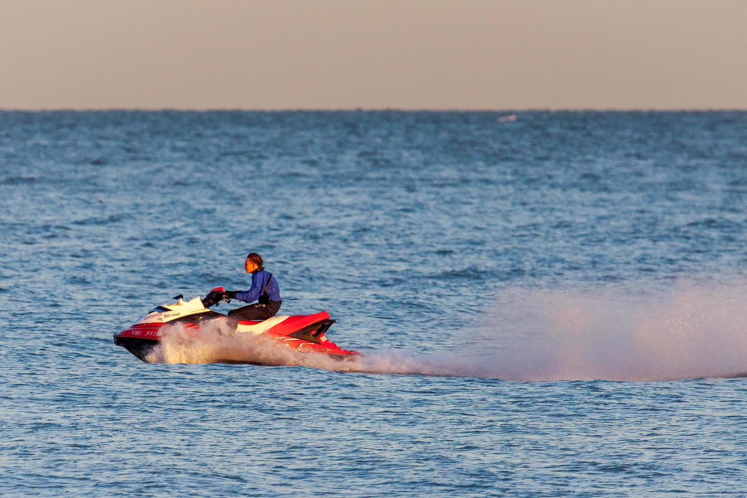 Dungeness, Kent, Reino Unido, 2008. homem andando de jet ski foto