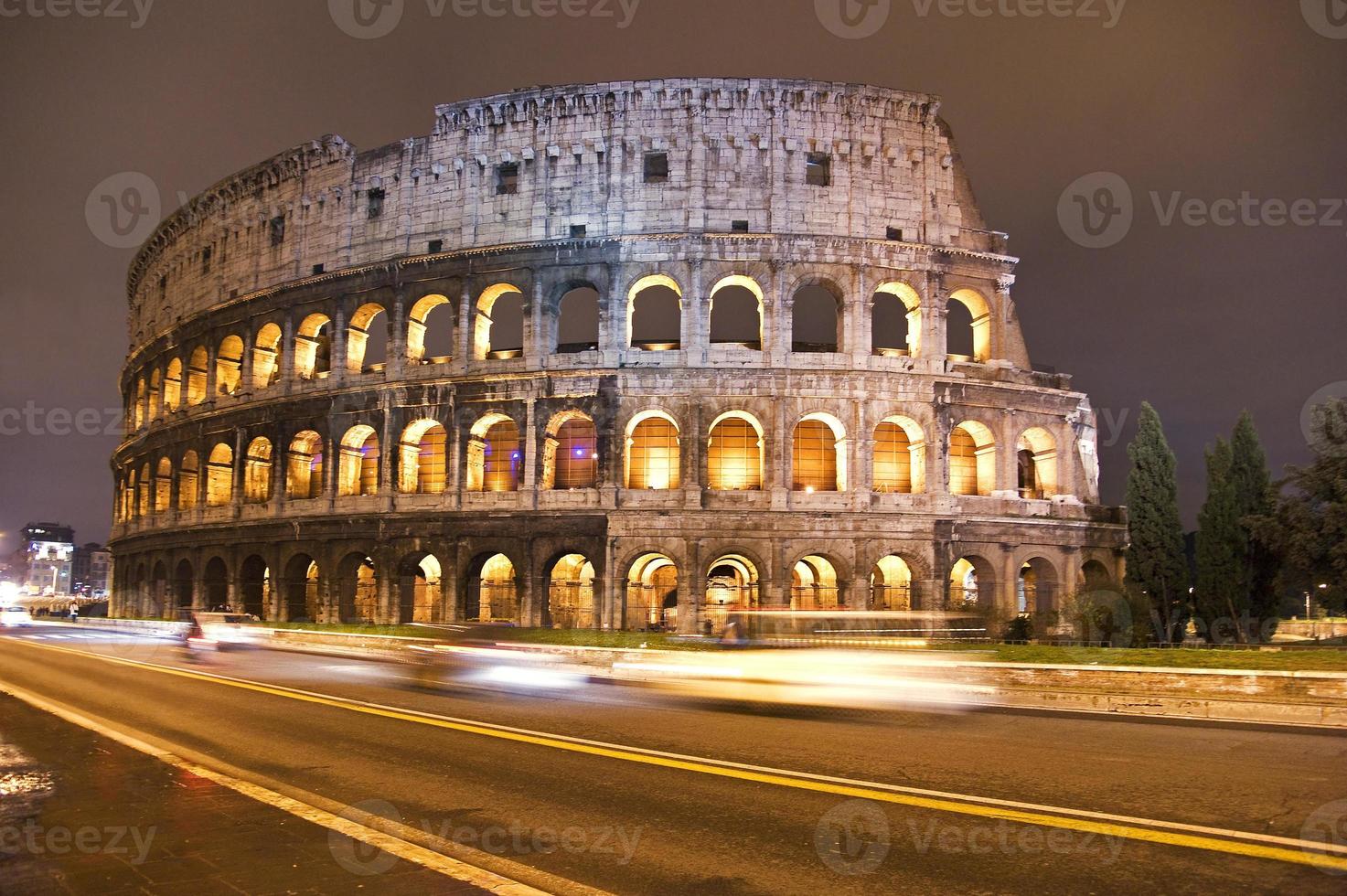Coliseu à noite - Roma, Itália foto