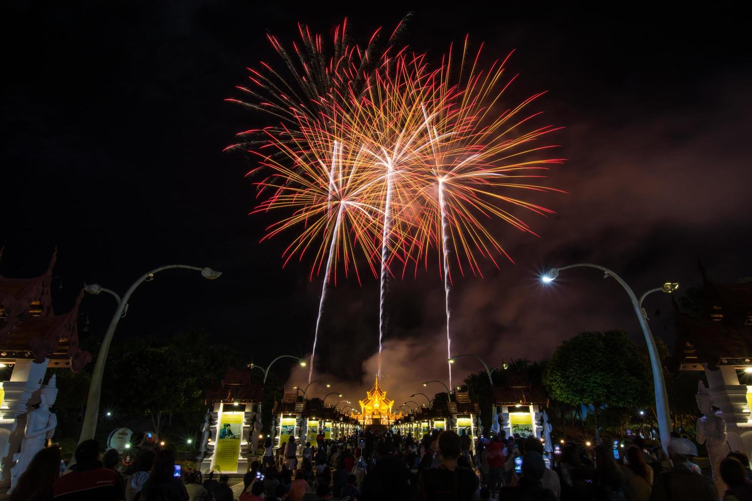 fogos de artifício coloridos do arco-íris nos eventos do ano novo de 2018 na flora real ratchaphruek, chiang mai, tailândia foto