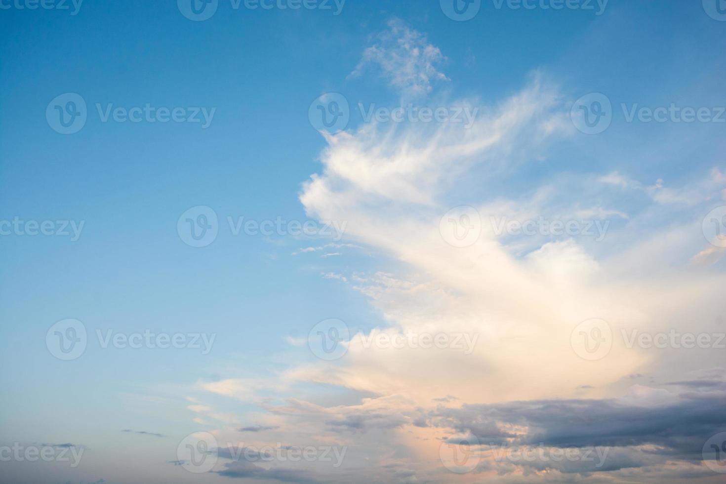 nuvens no céu azul em um dia claro foto