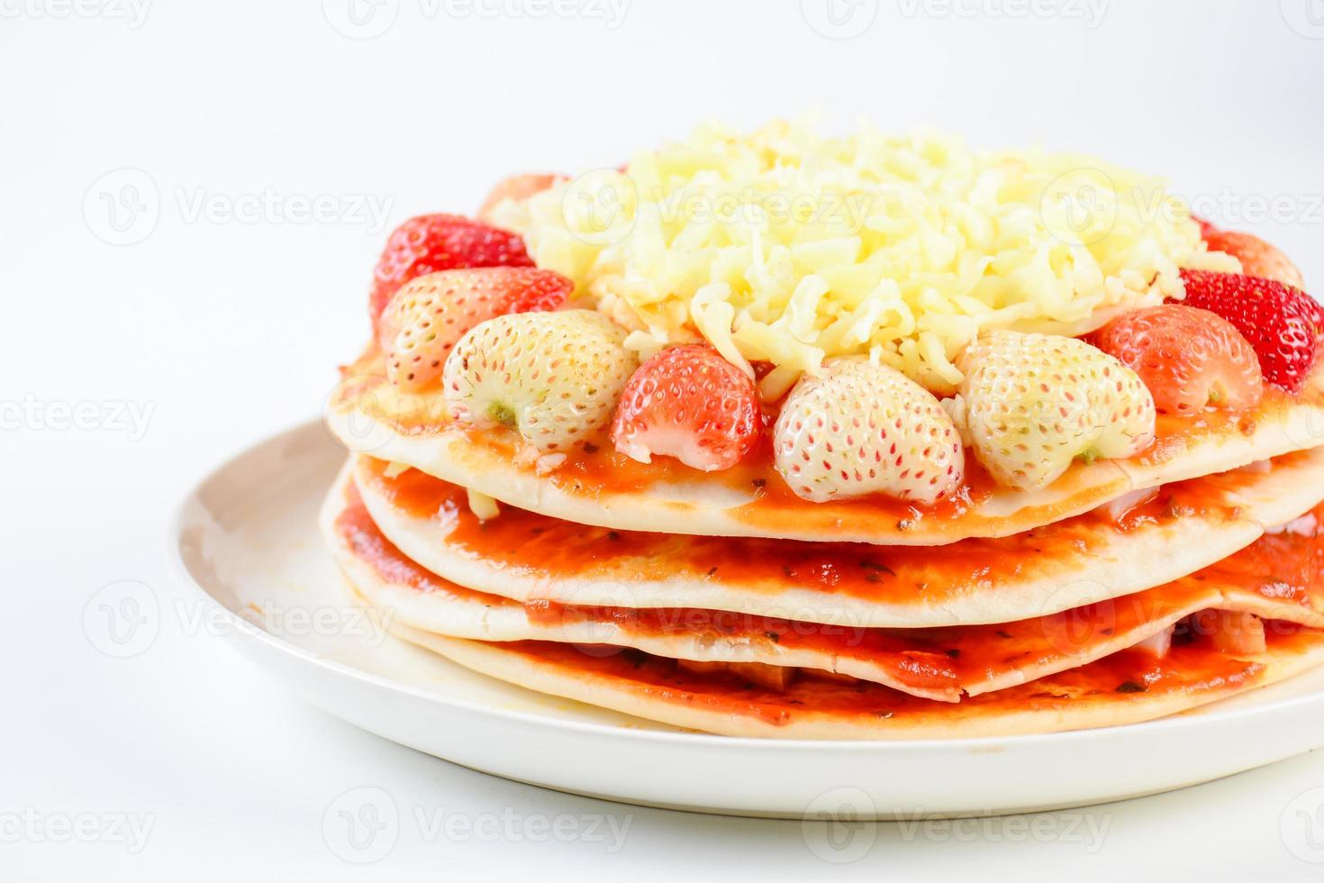 pizza com morango e queijos, pizza doce, pizza de bolo de camada pn fundo branco foto