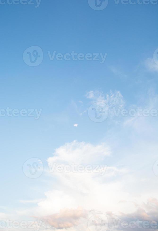 nuvens no céu azul em um dia claro foto