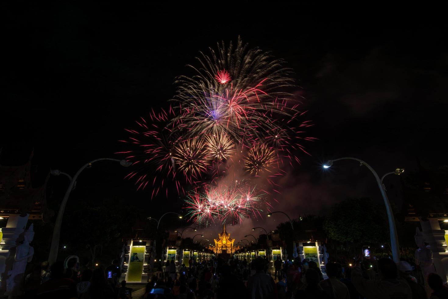 fogos de artifício coloridos do arco-íris nos eventos do ano novo de 2018 na flora real ratchaphruek, chiang mai, tailândia foto