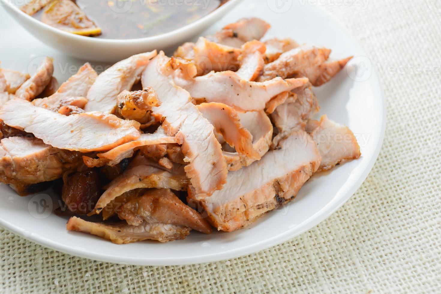 carne de porco grelhada com molho picante tailandês. pode ser servido como aperitivo. foto