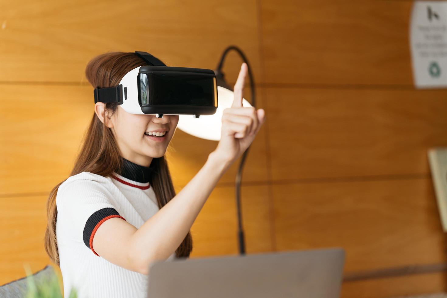 Mulher usando fone de ouvido de realidade virtual vr gadgets educação  on-line ou conceito de jogo generative ai