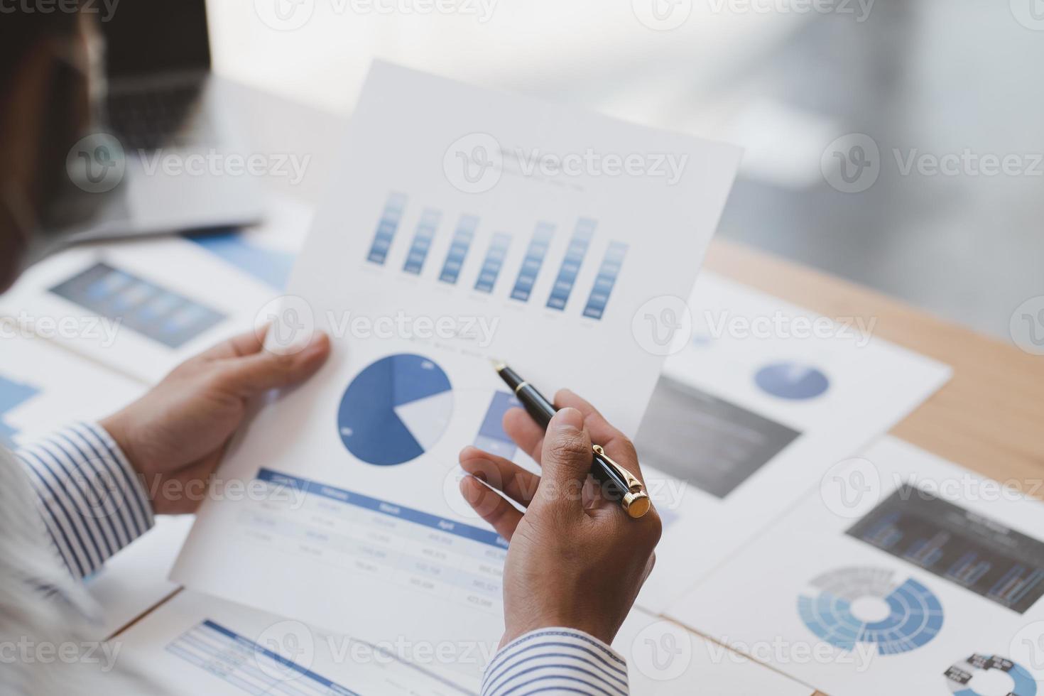 empresário analisando gráficos de investimento. conceito de contabilidade financeira. foto