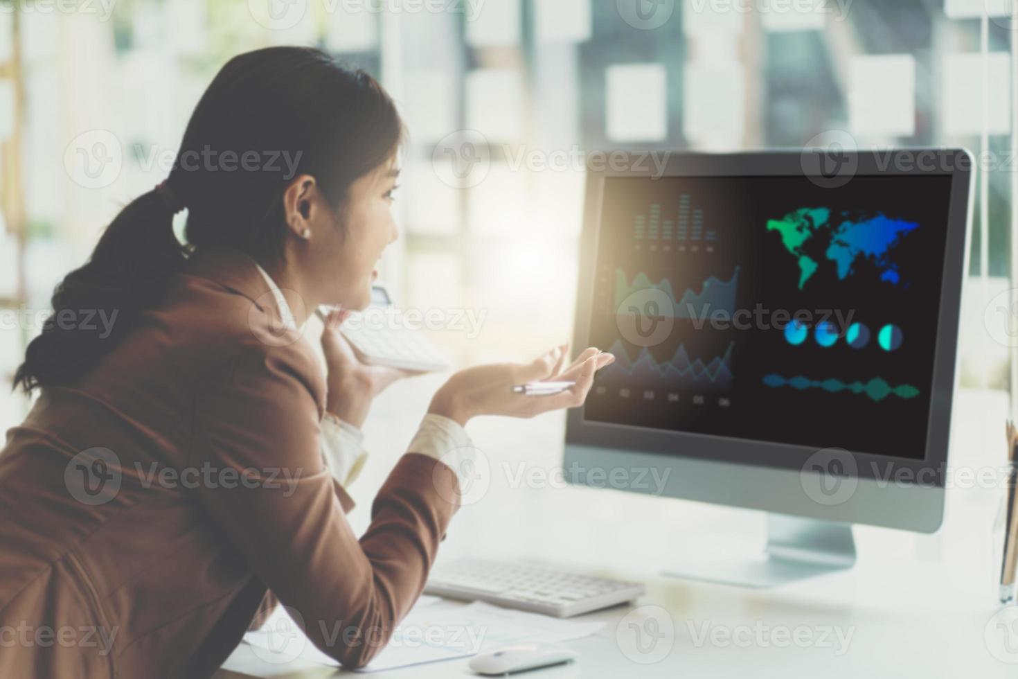 mulher de analista de dados de mulher de negócios asiáticos mulher usando computador. foto