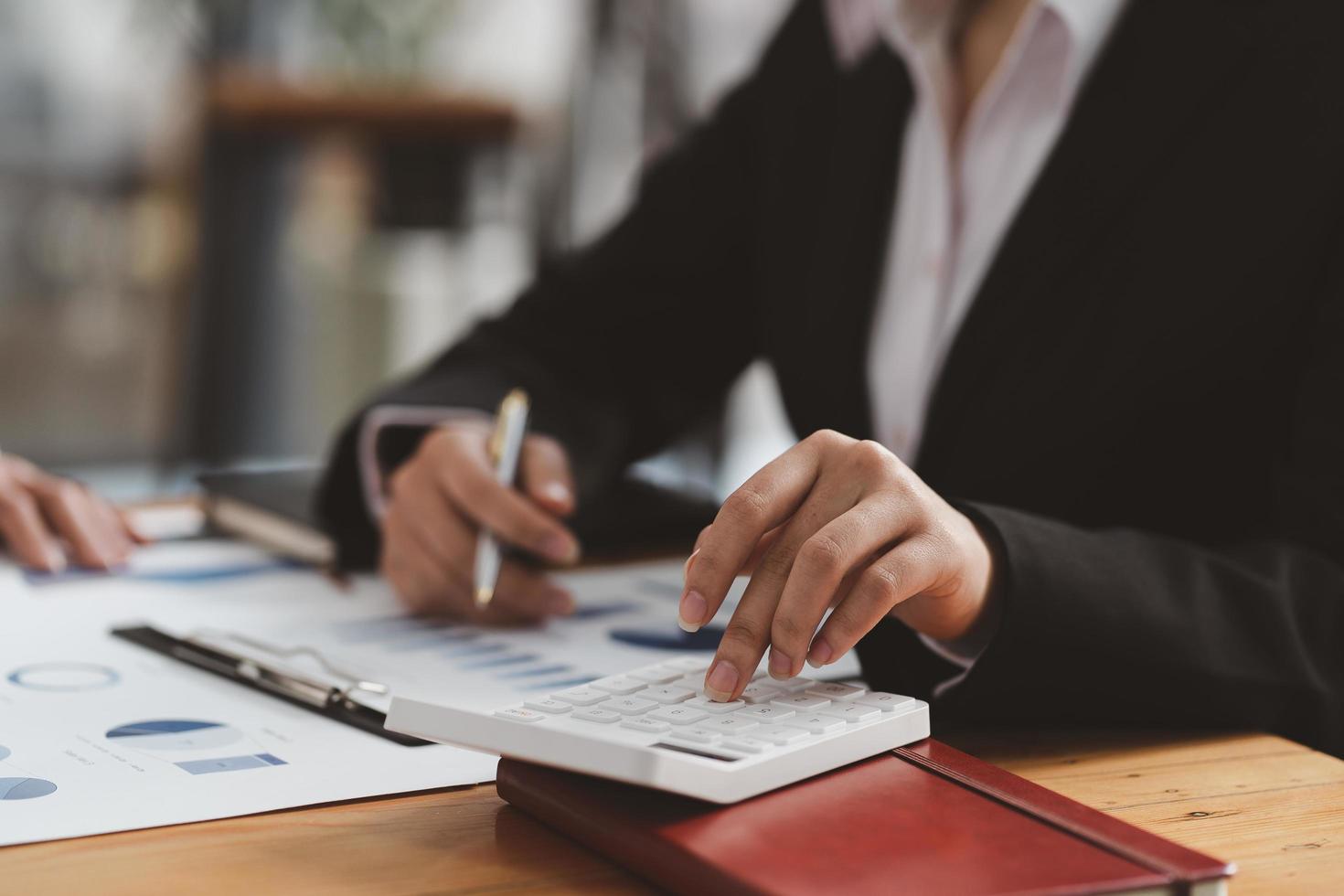 empresário encontrando e trabalhando com relatório financeiro, falando sobre plano de negócios para investimento, conceito de análise financeira foto