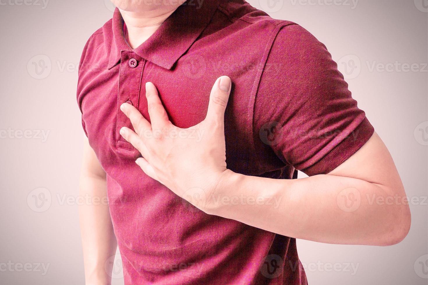 um homem adulto usa a mão para segurar o peito. depois de ter um sintoma de ataque cardíaco. conceitos de cuidados de saúde e medicamentos para homens. foto