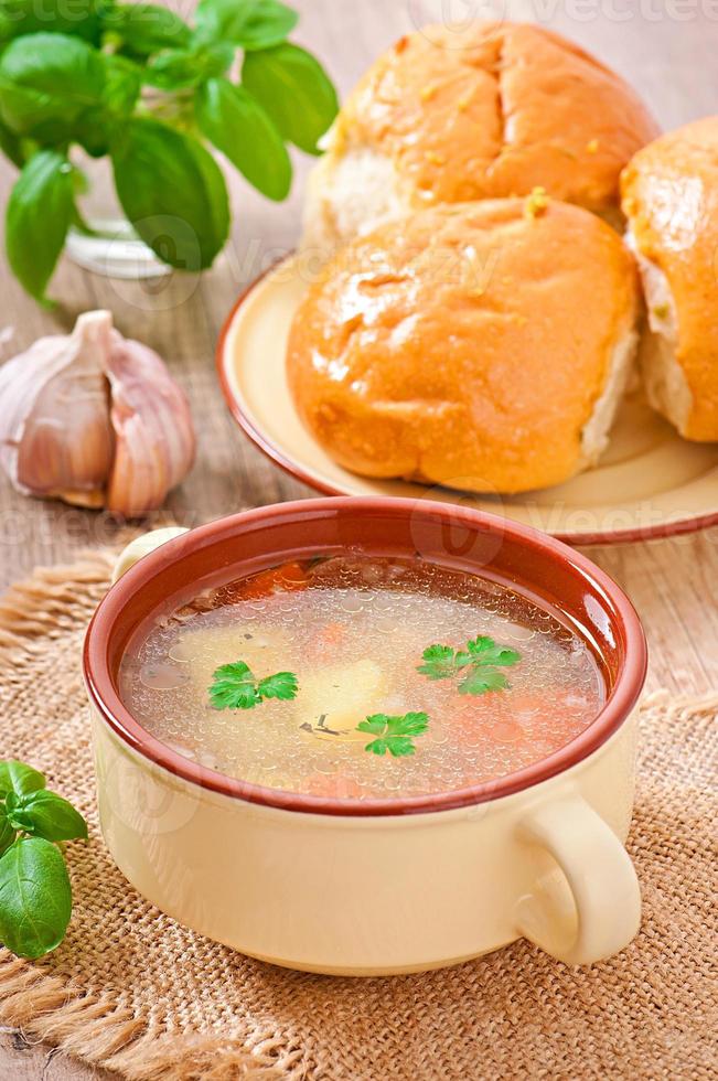 sopa de galinha na tigela de cerâmica marrom foto