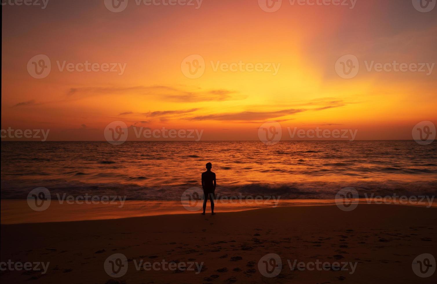 um homem de pé na praia foto