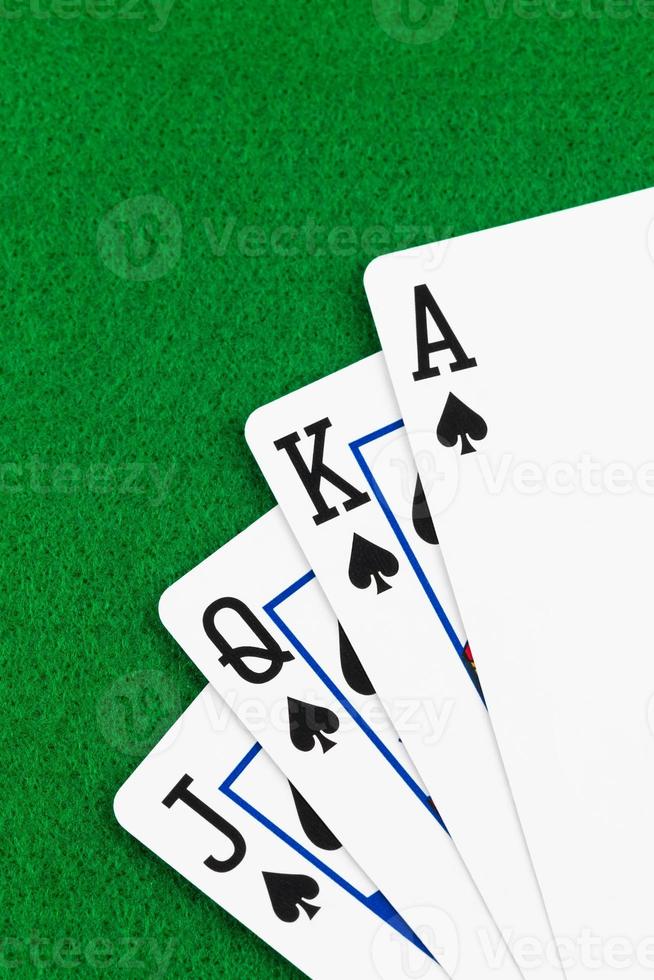 cartas de jogar pôquer royal flush em fundo de feltro verde foto