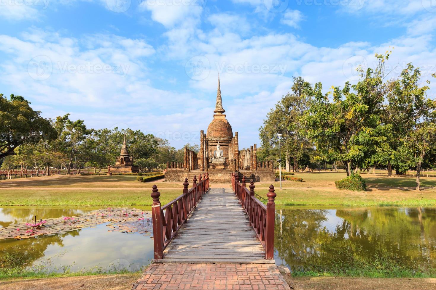 wat sa si e ponte de madeira, parque histórico de shukhothai, tailândia foto