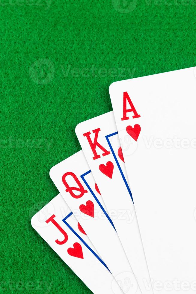 cartas de jogar pôquer royal flush em fundo de feltro verde foto