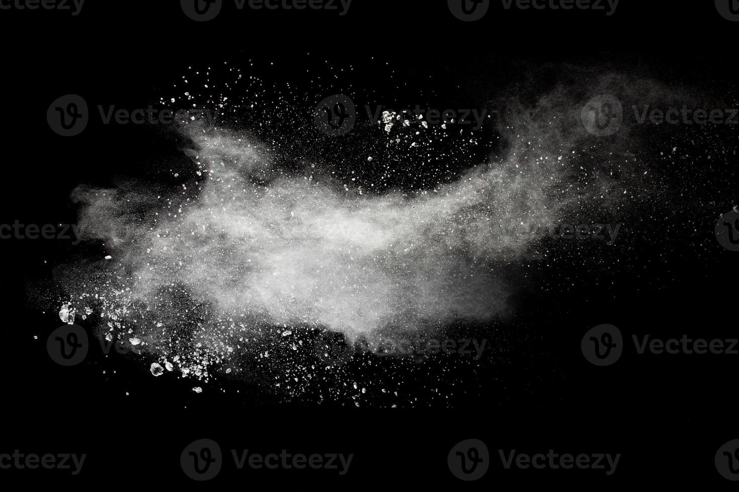 movimento de nuvens.freeze de explosão de pó branco de respingo de partículas de poeira branca sobre fundo preto. foto