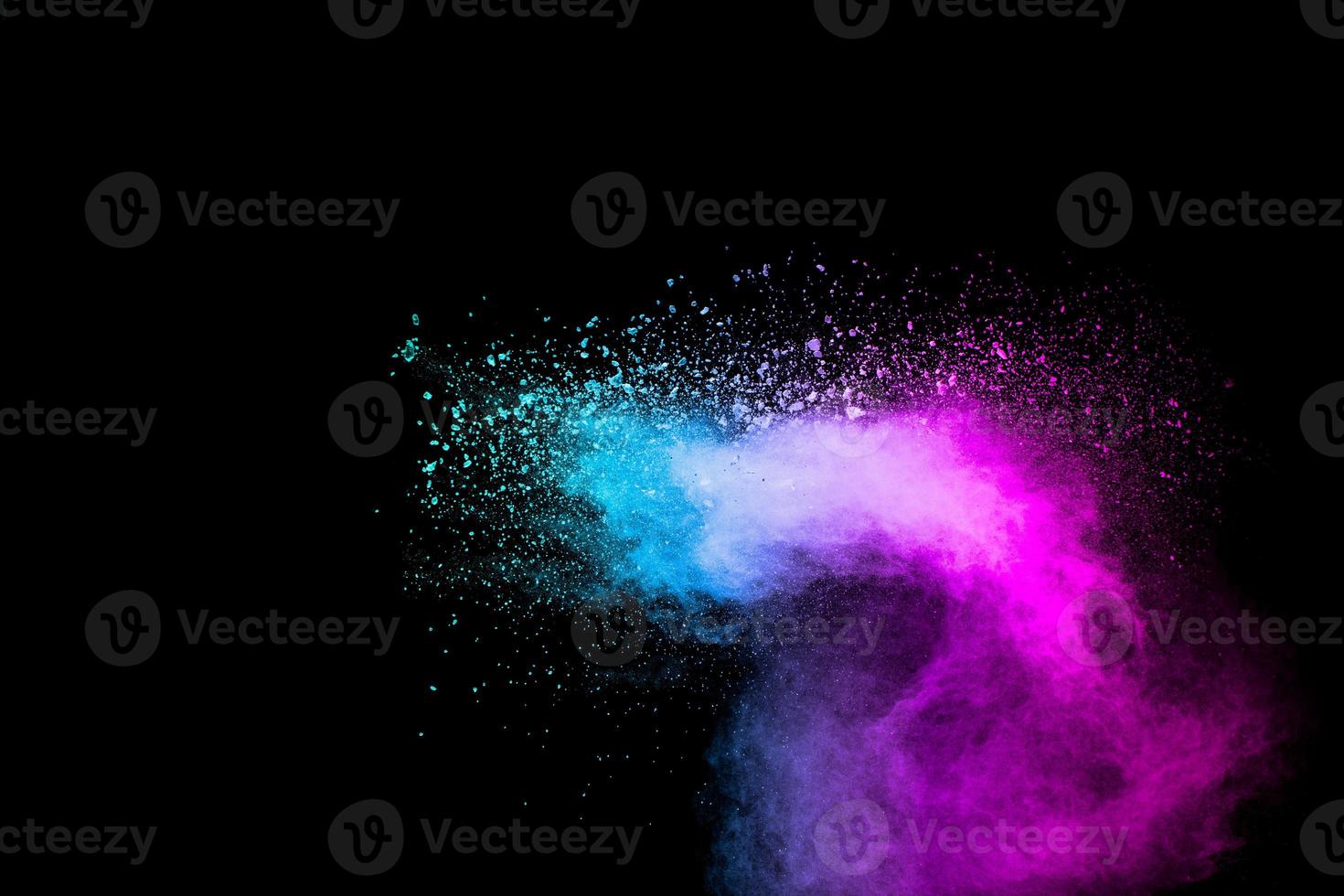 explosão de pó colorido rosa azul isolado no respingo de poeira azul background.pink preto. foto