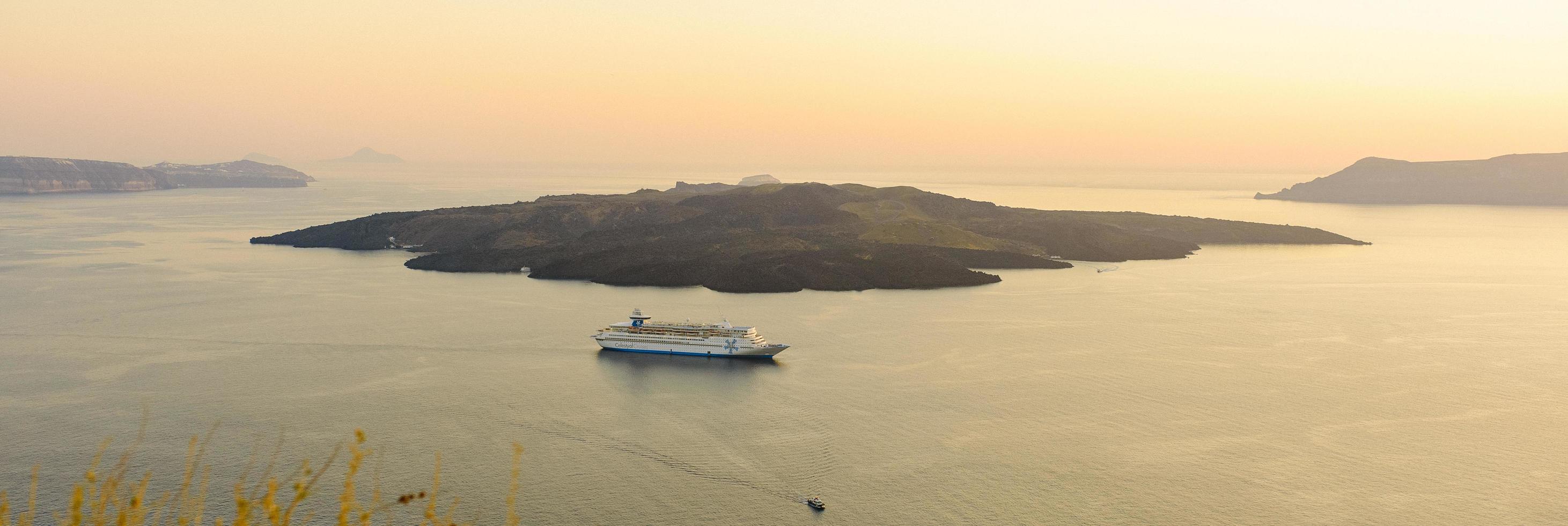 navios de cruzeiro no porto perto da cidade de thira, na ilha de santorini, na grécia. 15.07.2019 foto