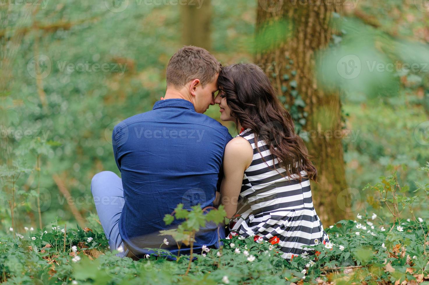 jovem casal lindo apaixonado na floresta. um casal está se abraçando perto de uma ravina entre as árvores. espaço livre. foto