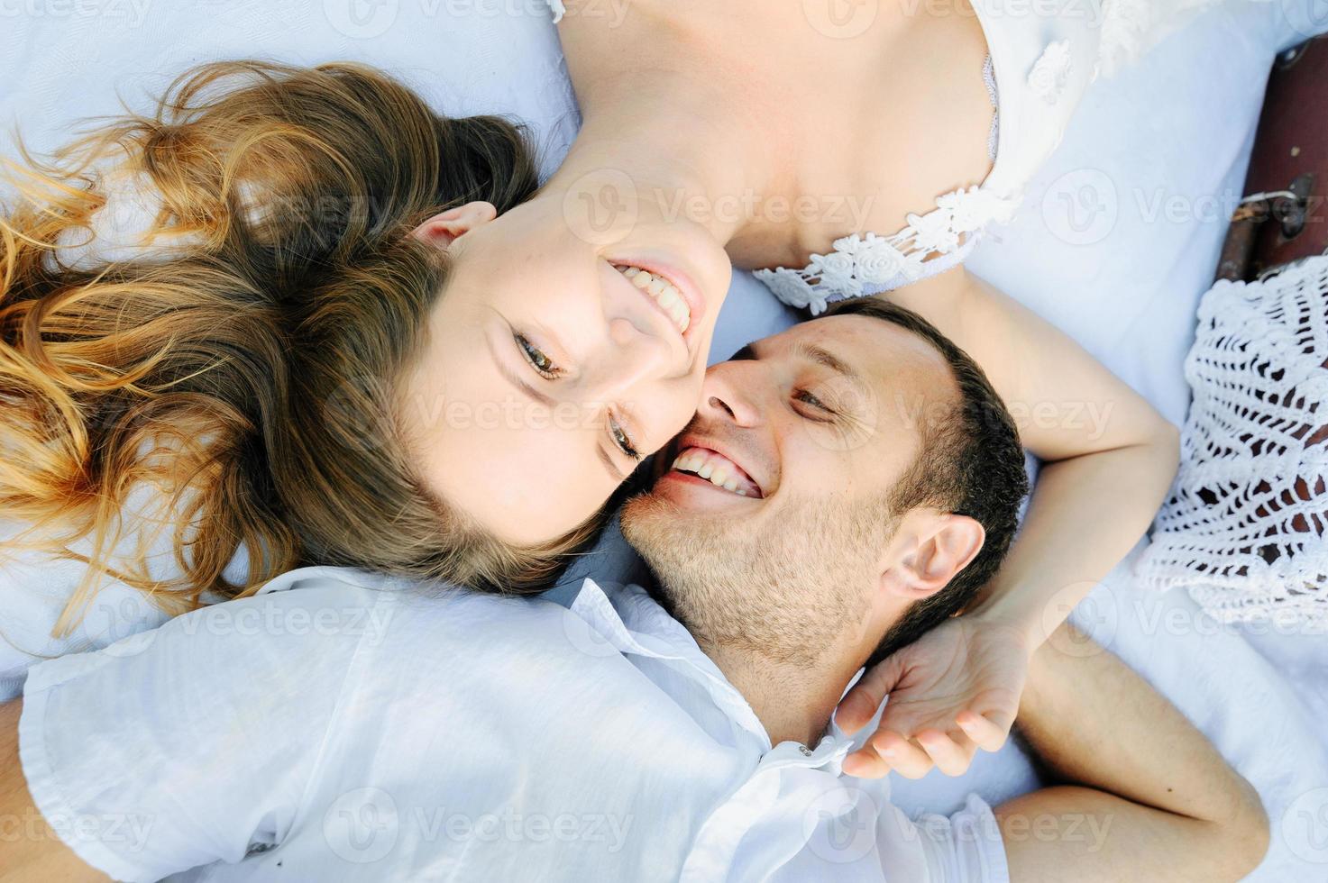 casal feliz se diverte no parque na natureza. foto