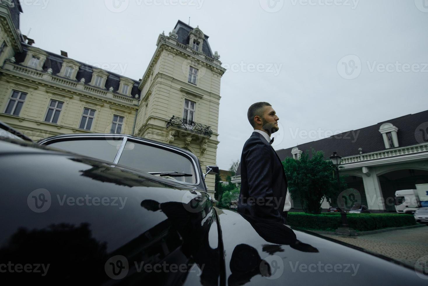 homem bonito no carro, empresário foto