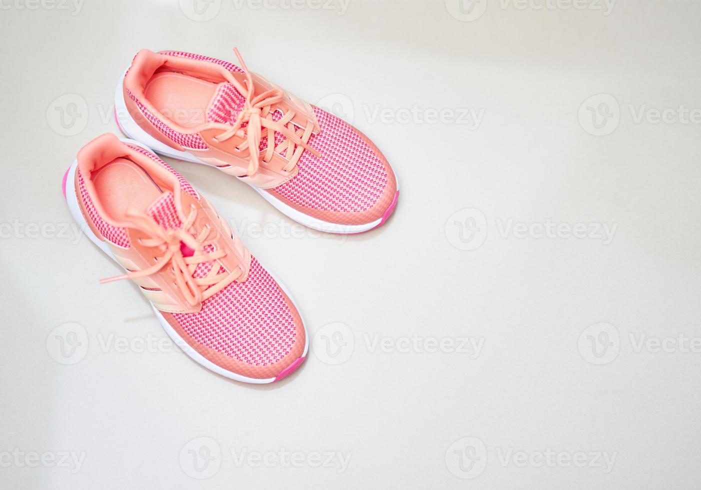 sapatos esportivos rosa na vista superior foto