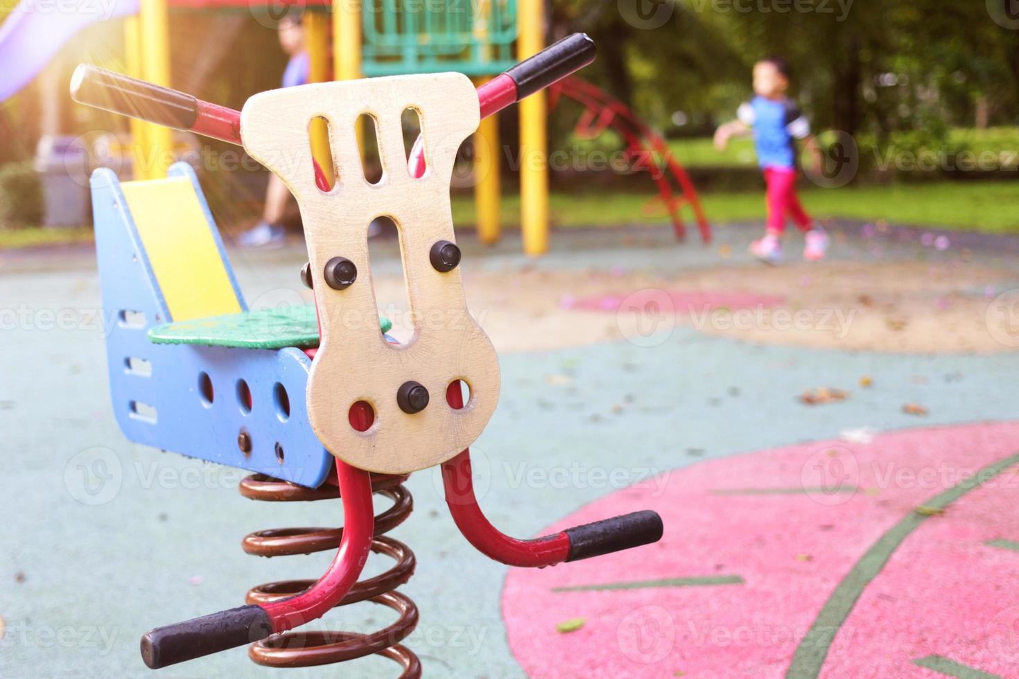 ver brinquedo de serra no playground público no parque no fundo do playground desfocado foto