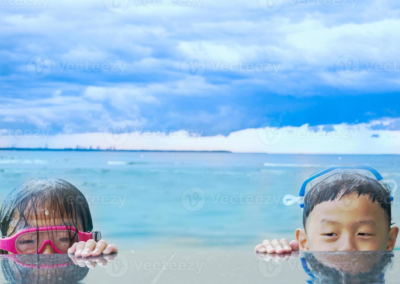 criança na piscina foto