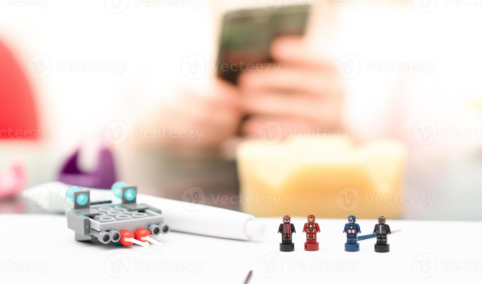 brinquedos de figura na mesa foto