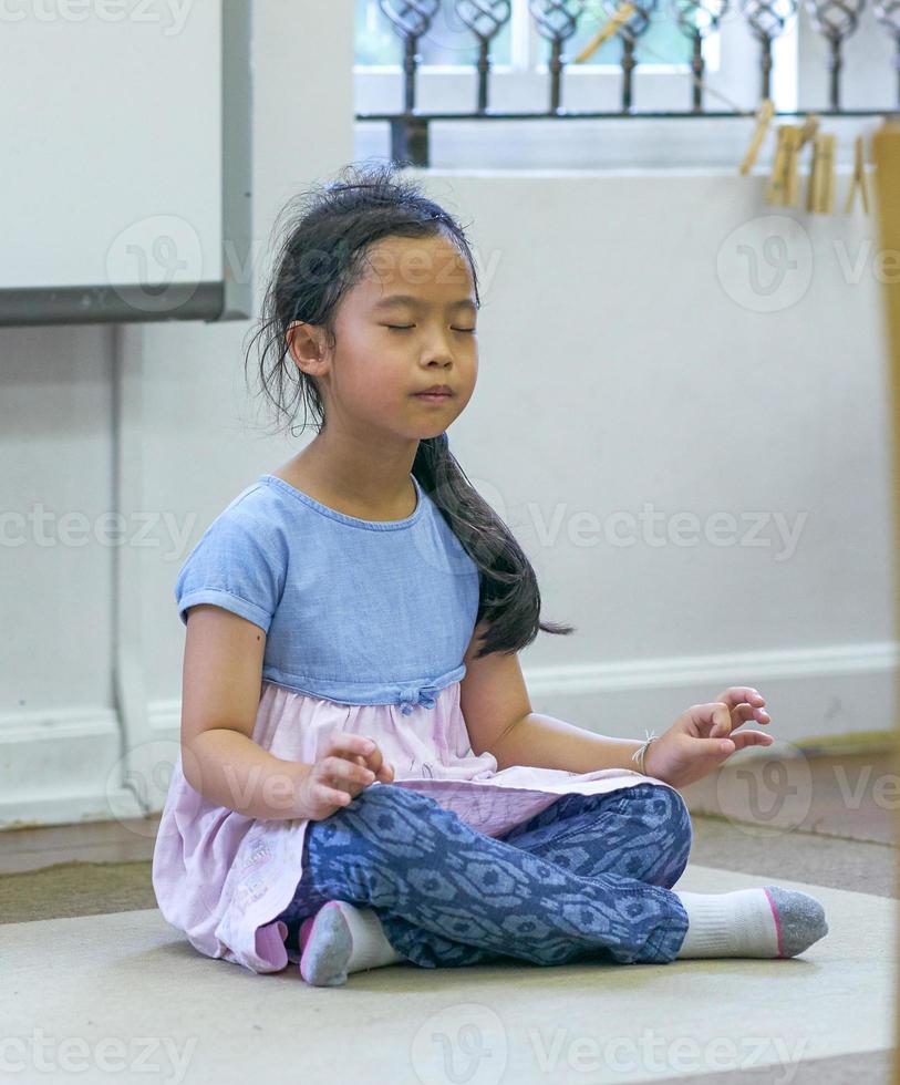 criança faz meditação foto