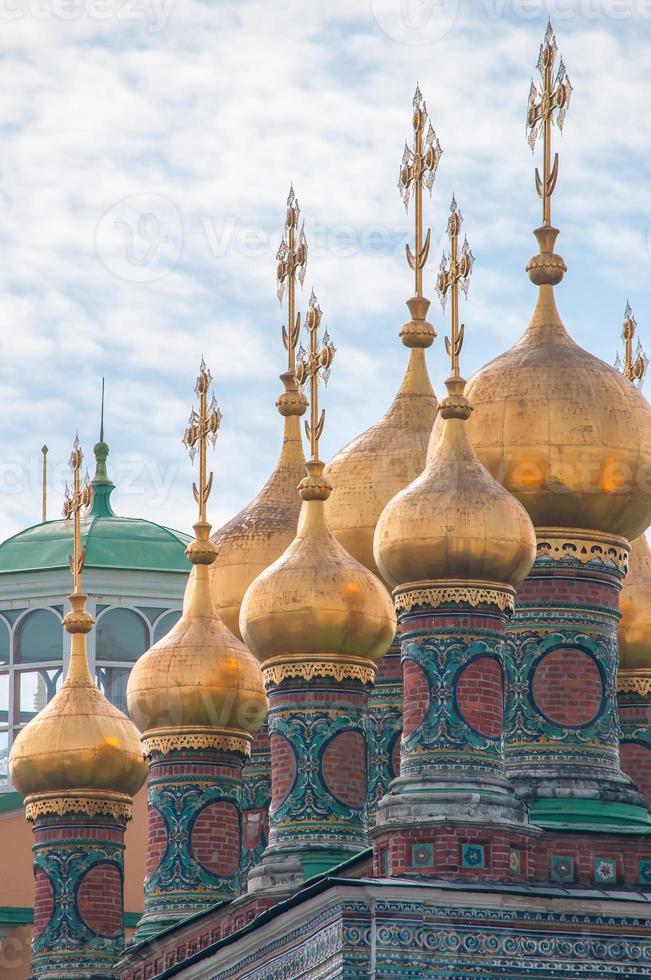 cúpulas tendo igrejas do palácio, templo do manto de deposição, moscovo kremlin foto