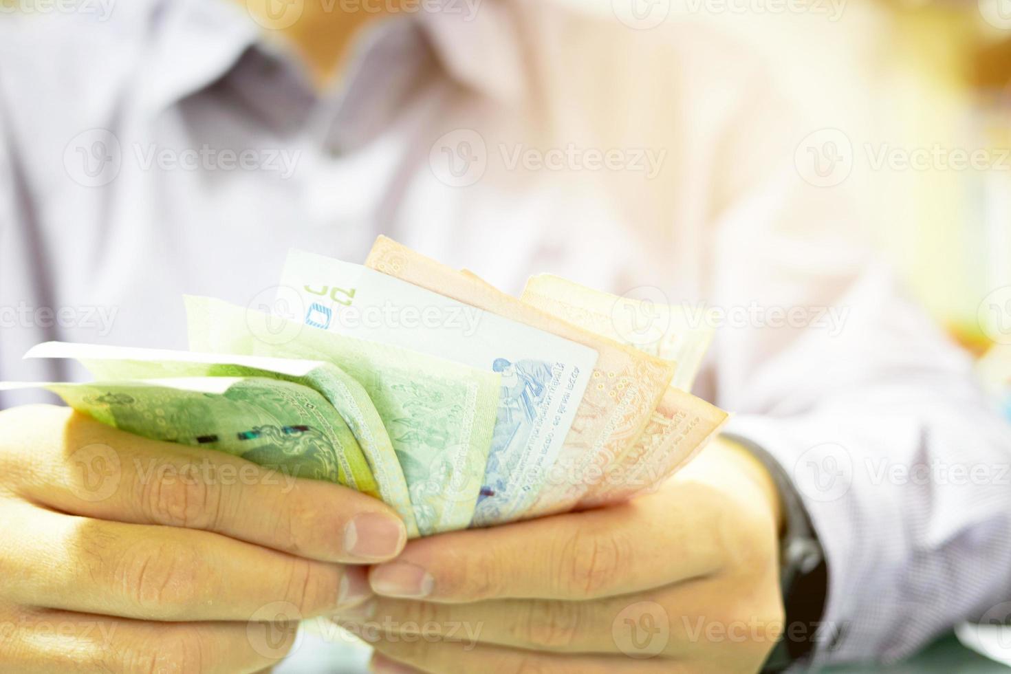 homem uniforme está contando notas de dinheiro para o conceito de problema de crise econômica foto