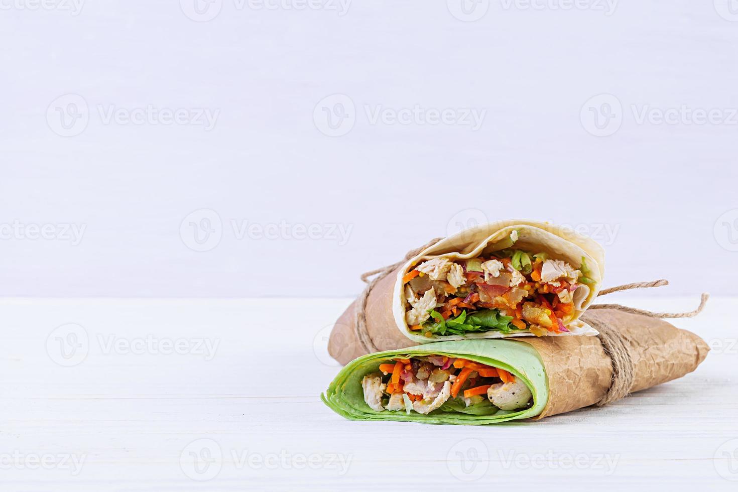 delicioso sanduíche de shawarma com frango em fundo de madeira foto