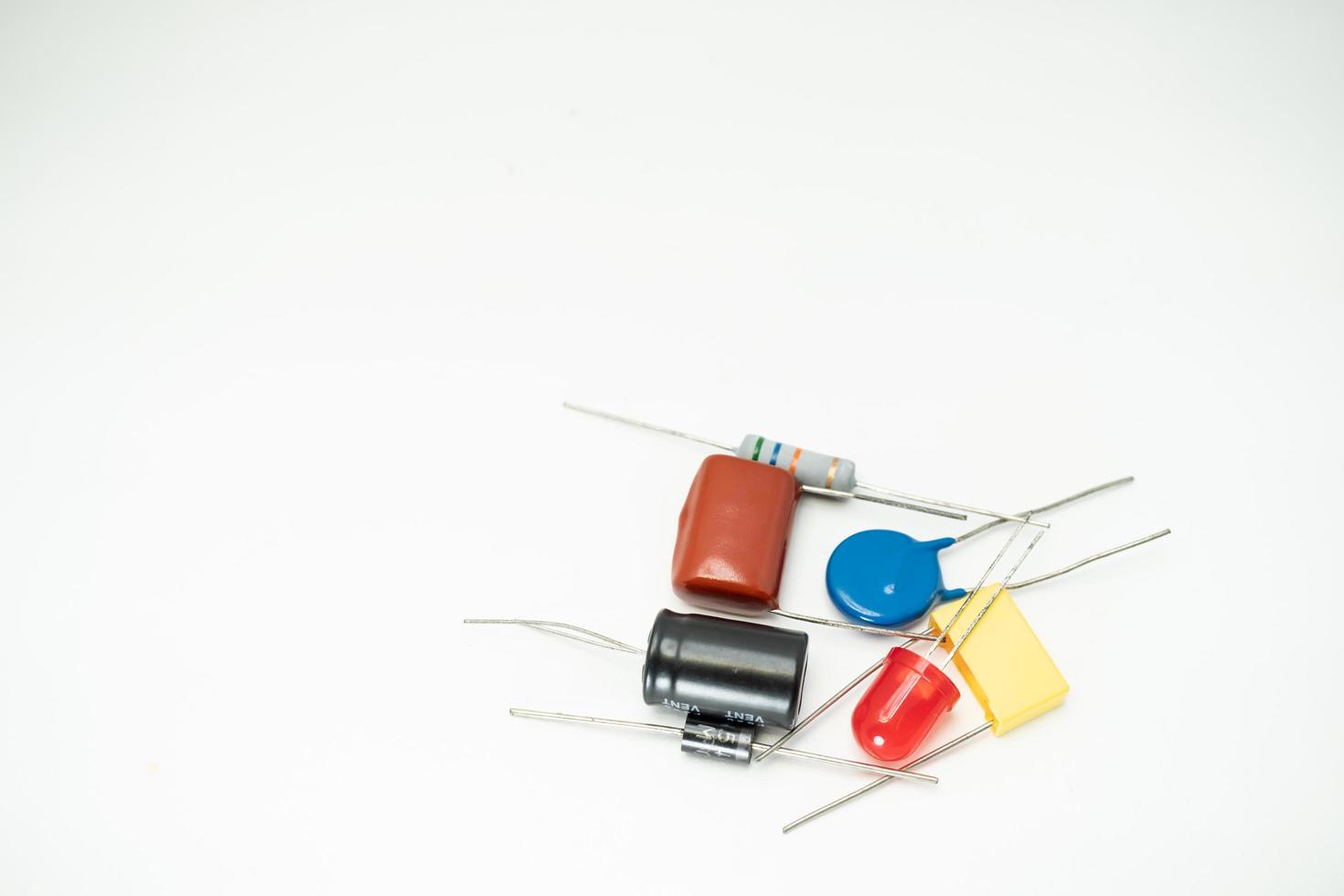 grupo isolado de capacitor, usado em dispositivo eletrônico. conceito de peças eletrônicas. foto