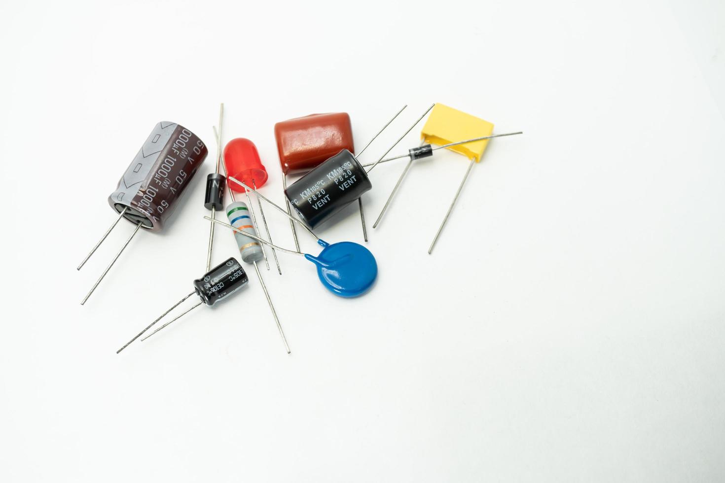 grupo de vários componentes eletrônicos diodos capacitores resistores leds. isolado no fundo branco foto