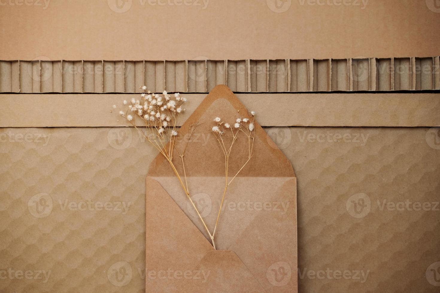 papelão texturizado com envelope de papel reciclado e bafo de bebê gypsophila foto