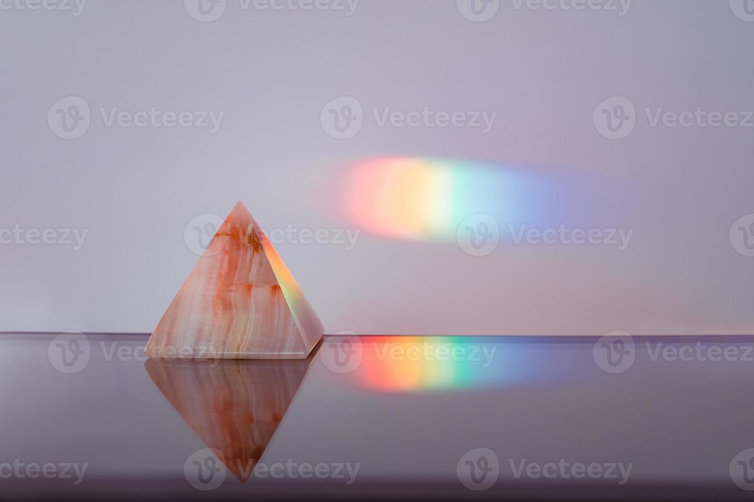 pirâmide de ágata com um fundo de raia de arco-íris foto