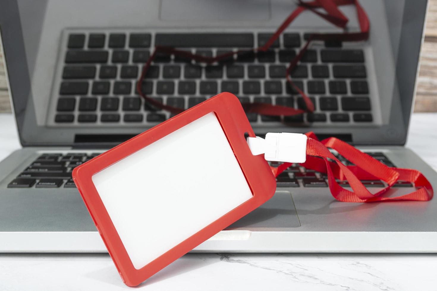 crachá vermelho colocado em um laptop ou notebook. conceito de registro. foto