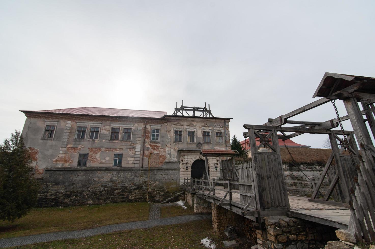 castelo polonês, no território da ucrânia moderna foto