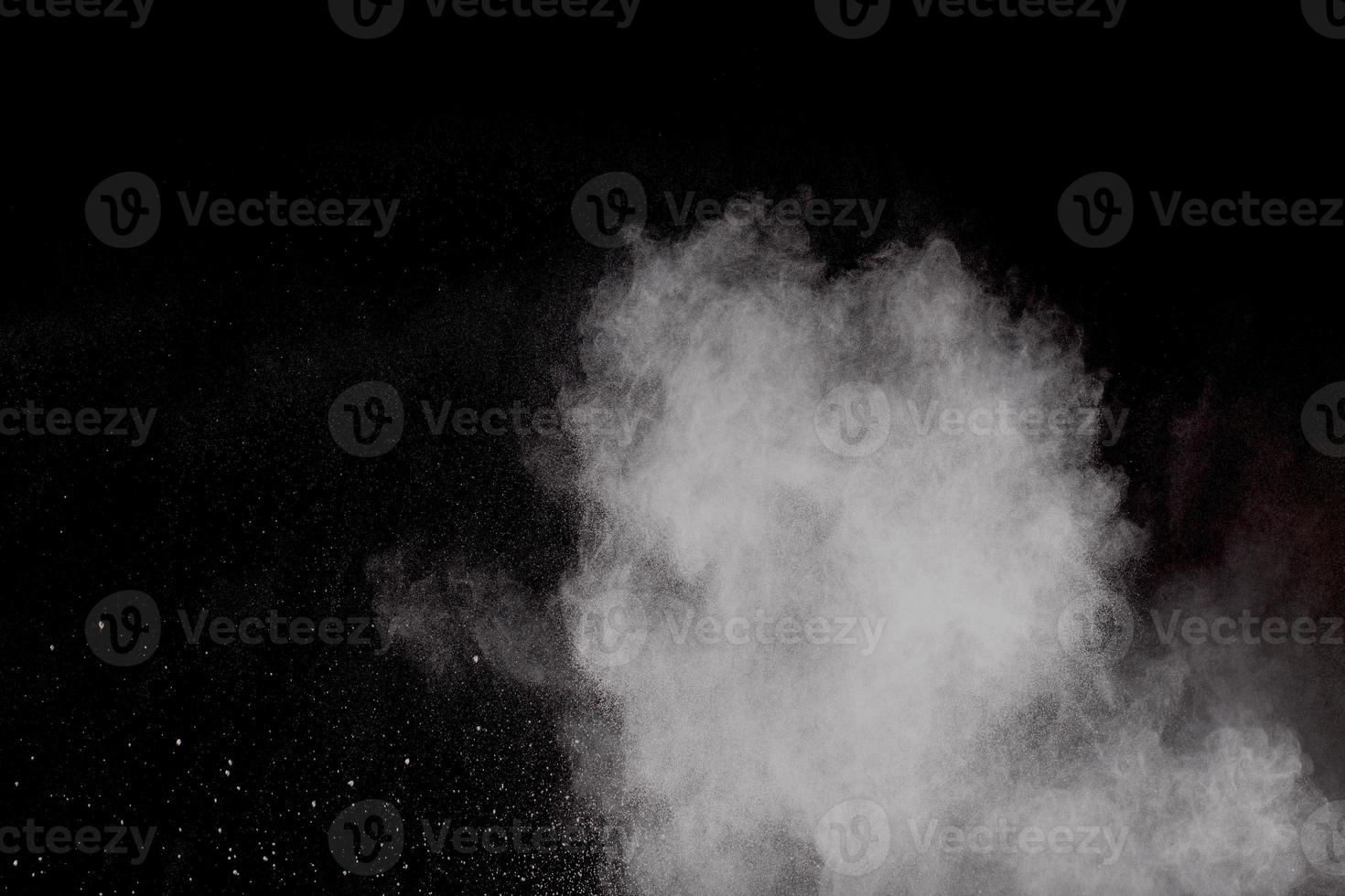 formas bizarras de nuvem de explosão de pó branco contra respingo de partículas de poeira background.white preto. foto