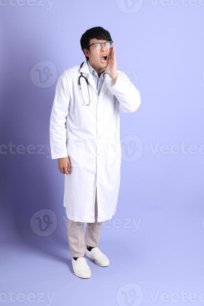 jovem médico asiático foto