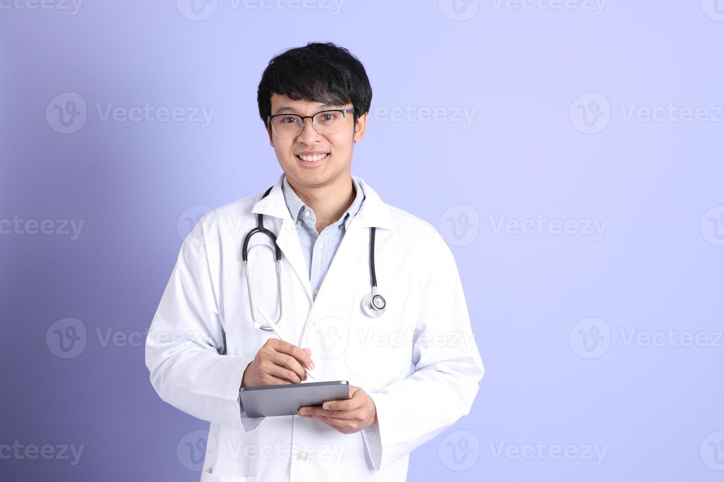 jovem médico asiático foto