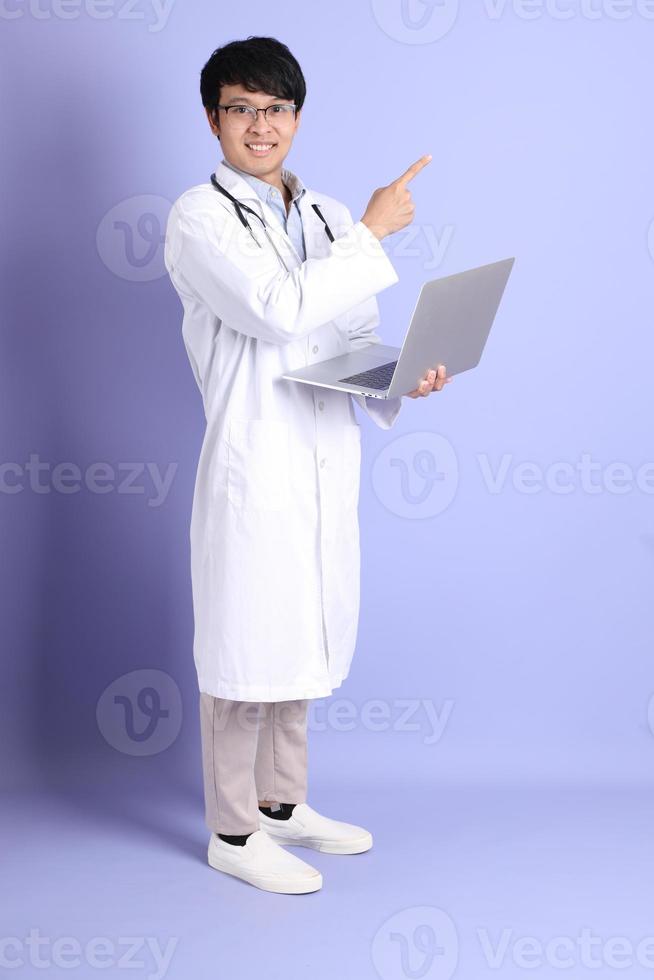 jovem médico asiático foto