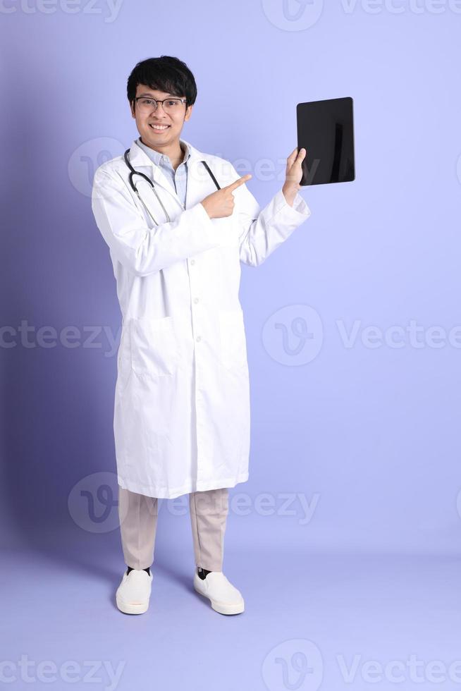 jovem médico asiático foto