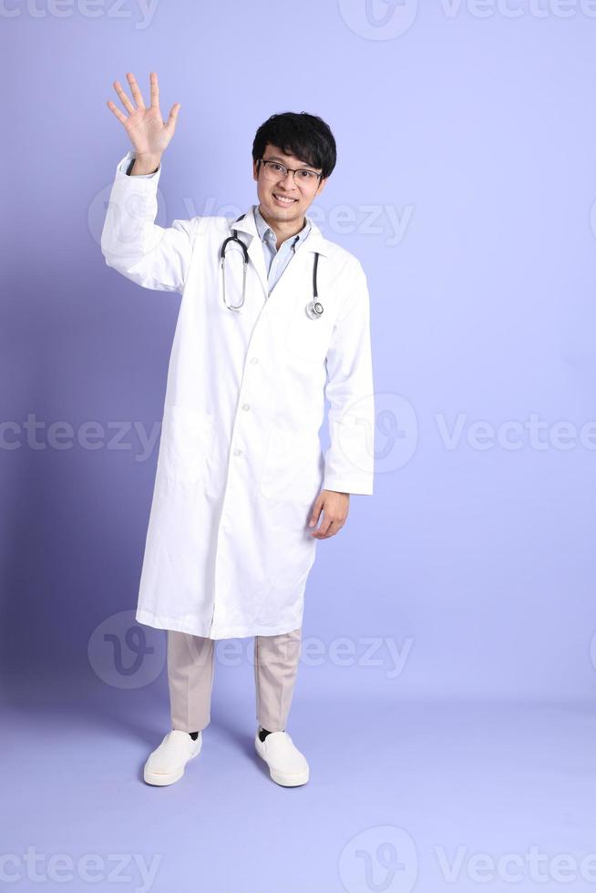 jovem médico asiático foto