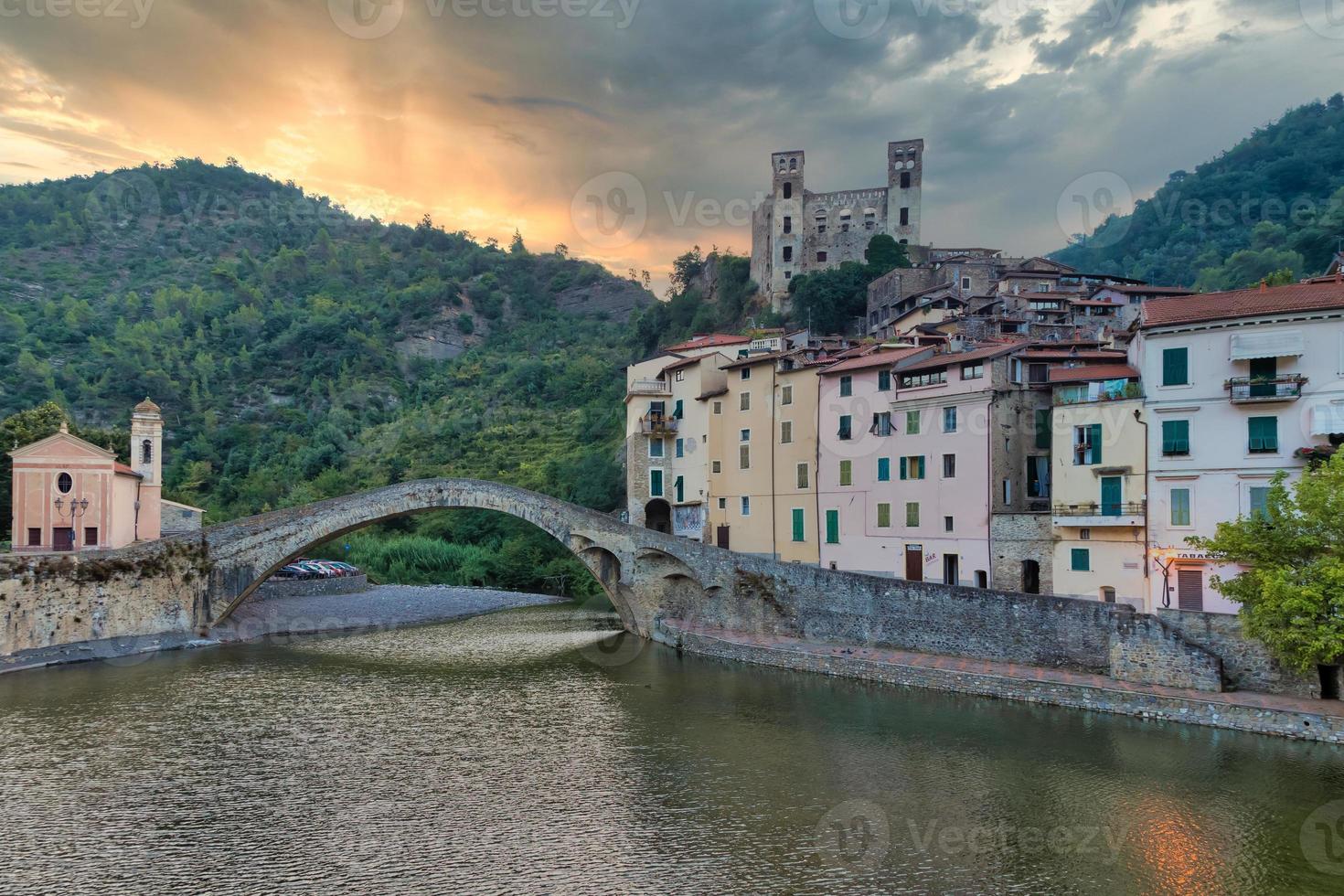 dolceacqua antigo castelo e ponte de pedra foto