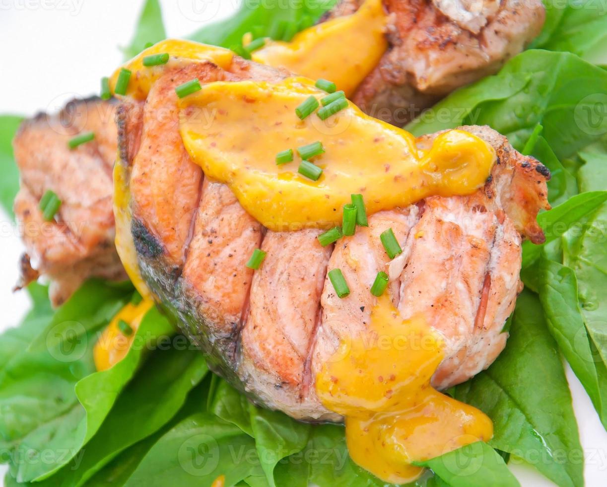 salmão grelhado na almofada de espinafre com molho de laranja e mostarda foto