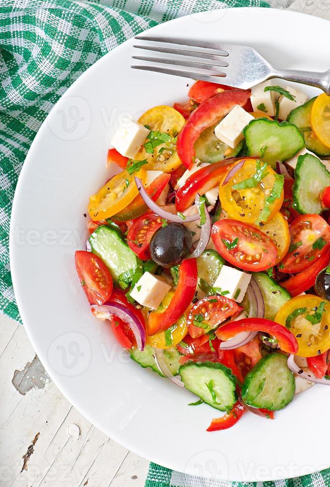 salada grega com queijo feta, tomate cereja e azeitonas pretas foto