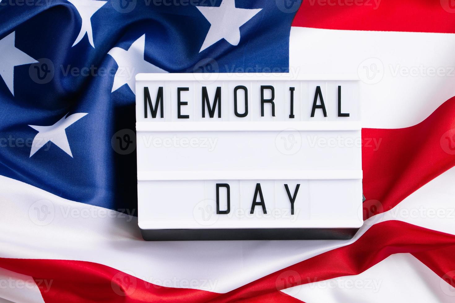 conceito de dia memorial dos eua. bandeira americana e texto em fundo branco. celebração do feriado nacional. foto