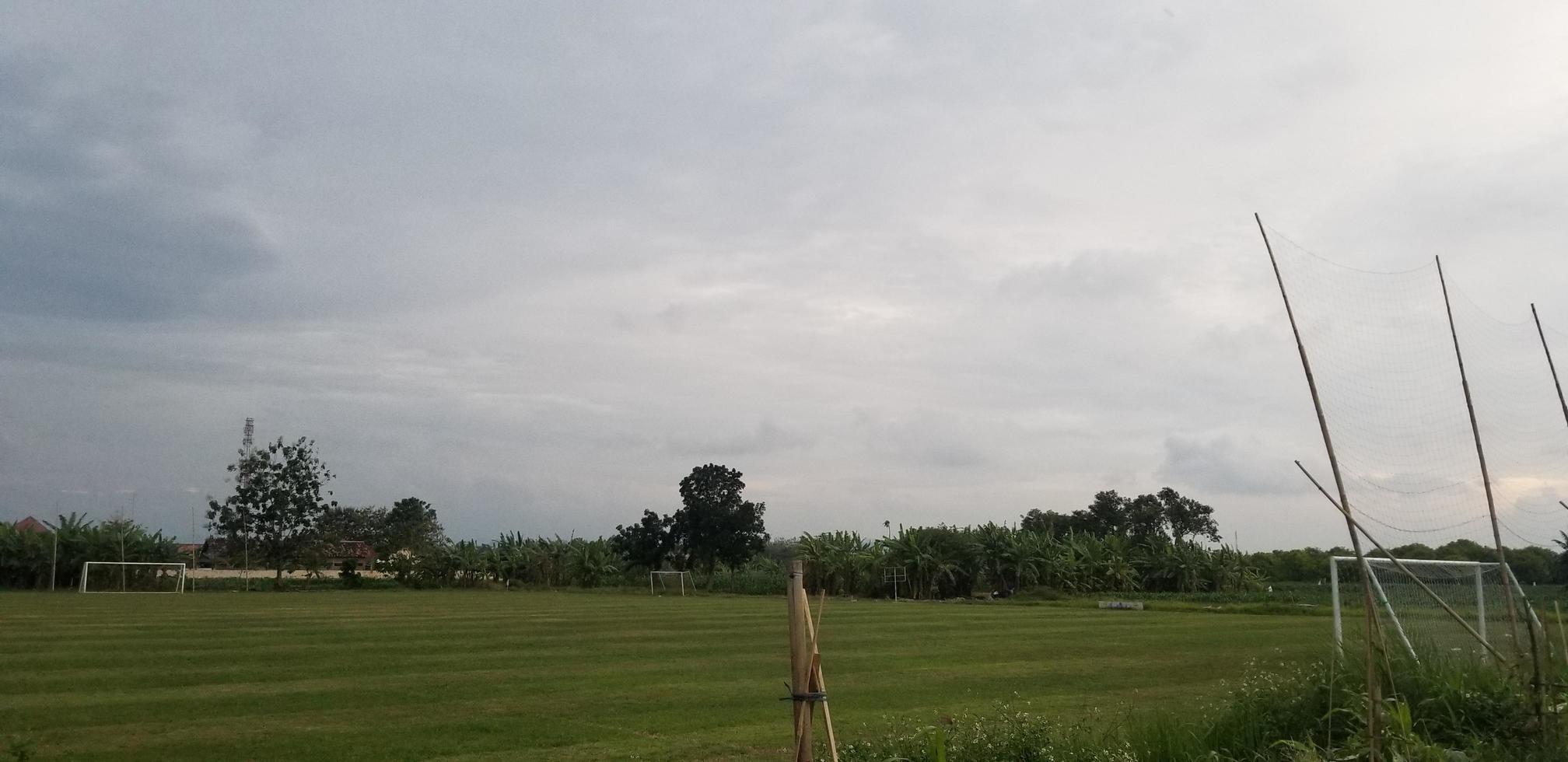 cenário ao ar livre com céu nublado foto