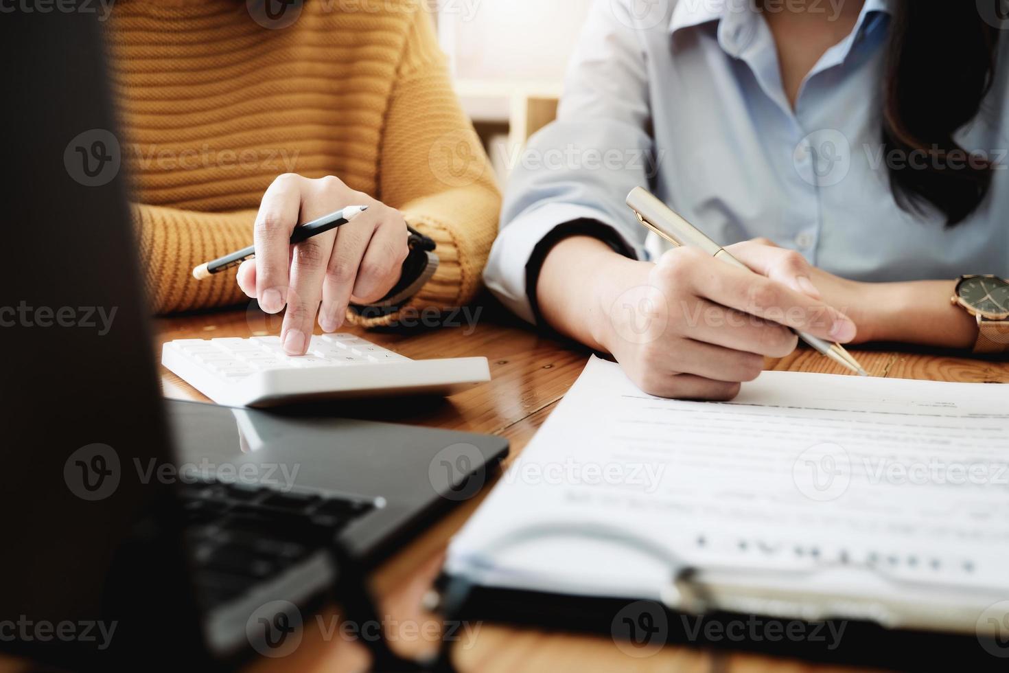 os consultores da empresa apontam planos em reunião para formular um plano de revitalização dos negócios da empresa. foto